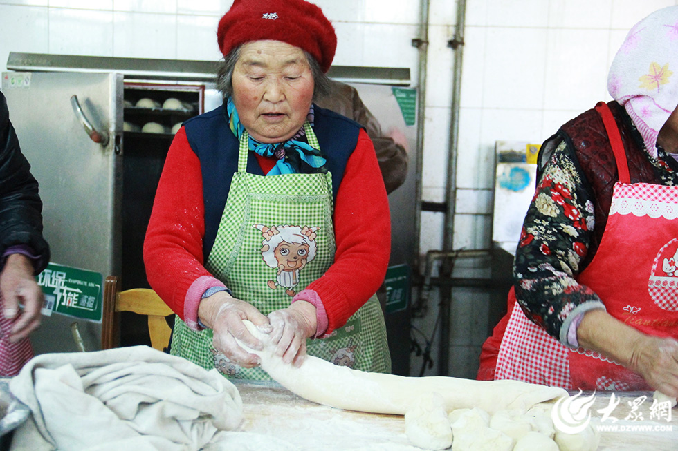 2月3日，大众网记者走进菏泽市开发区佃户屯敬老院，了解老人们的过年情况。老人们已经开始准备过年饭。大年初一，老人们就要大聚餐了。