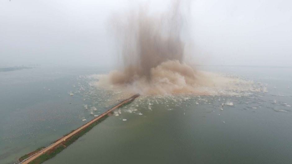 7月14日7时，梁子湖的牛山湖堤破垸分洪。