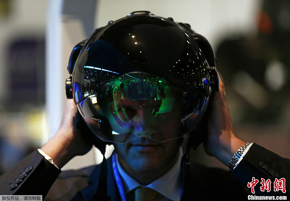 球最新军事装备齐聚伦敦 透视式头盔显示器亮