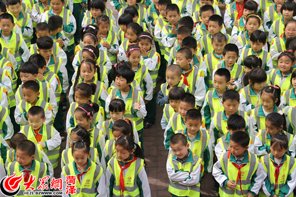 关爱童行 菏泽体彩为小学生发放千件荧光衣_菏