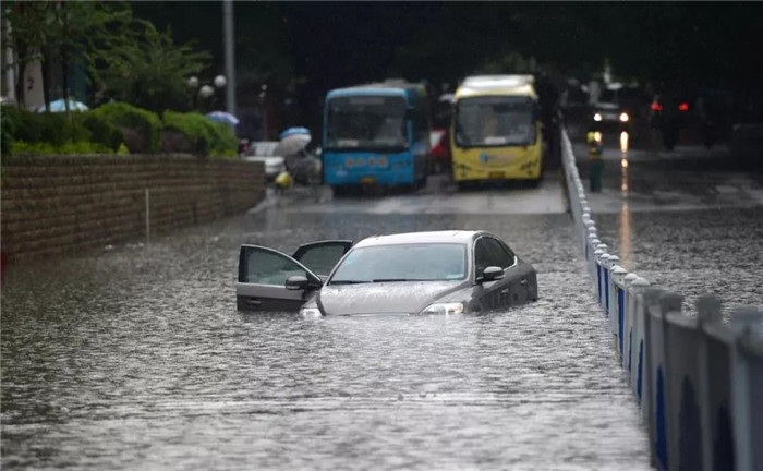 让爱车在雨中受如此伤害