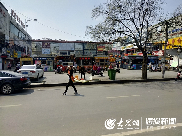 菏泽市区东方红大街附近的新世纪广场附近经常有人在道路边大小便