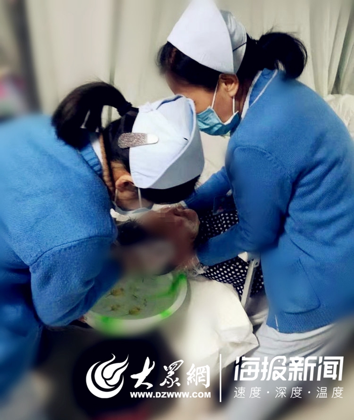 鄄城县人民医院暖心一幕 护士为患者洗头