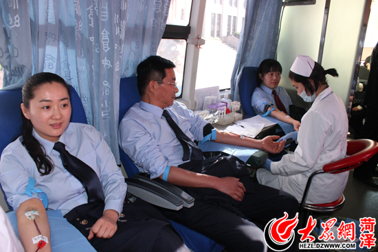 支援血库 菏泽市国税局组织员工捋袖献血