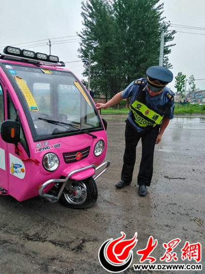 巨野交通大义超限站:雨中帮助三轮车爆胎的母女三人