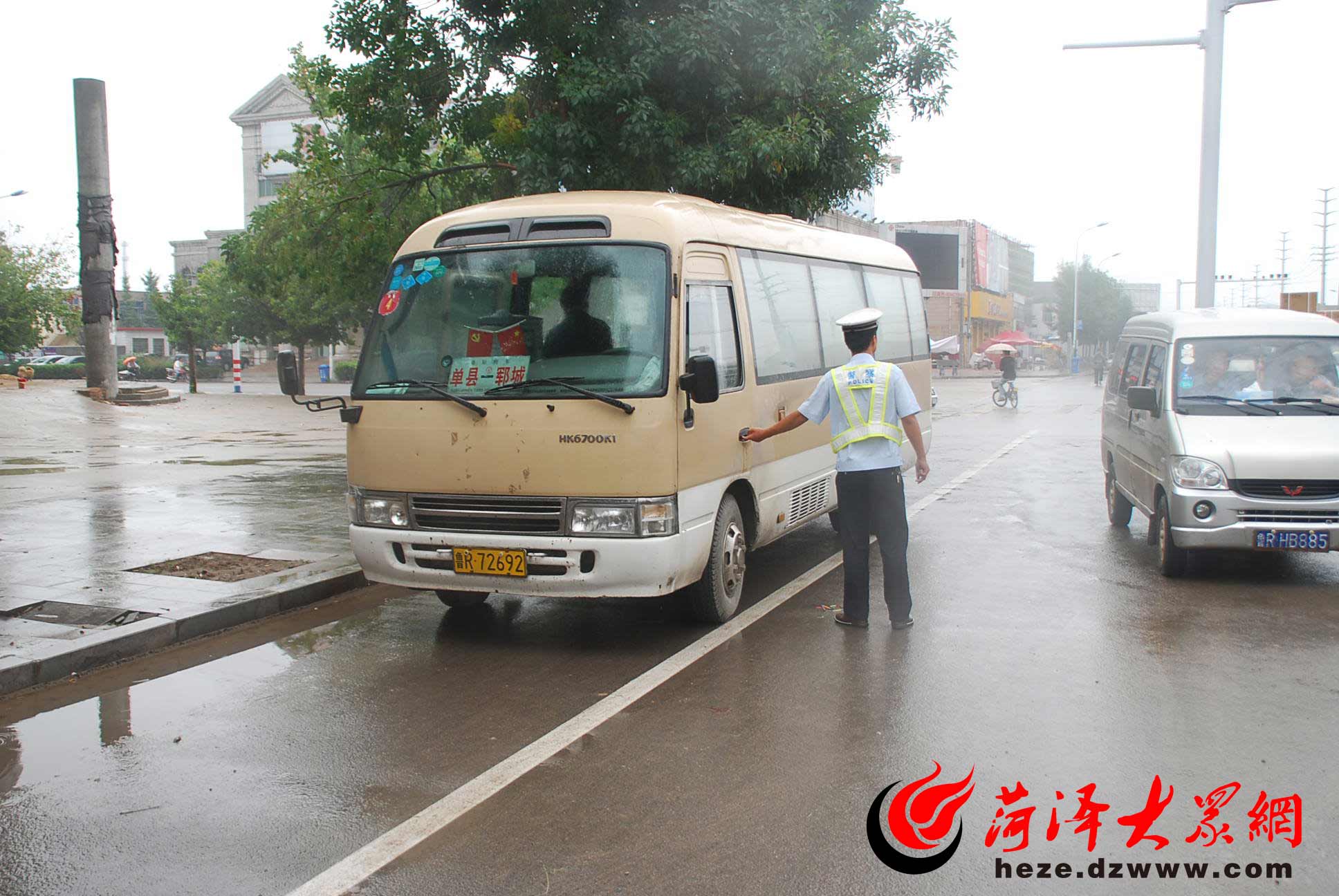 捡来驾驶证换上照片开起大客车 冒牌司机拘留