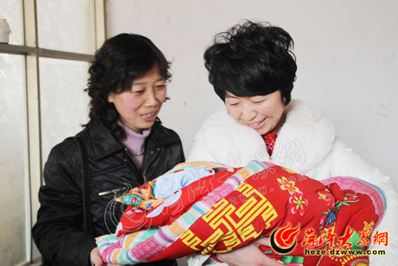 市妇联美赞臣施爱郓城龙凤胎 姐弟健康父病好