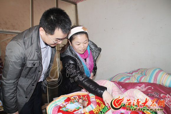 市妇联美赞臣施爱郓城龙凤胎 姐弟健康父病好