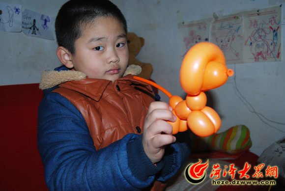 菏泽6岁气球达人编织缤纷世界 想象力令人惊