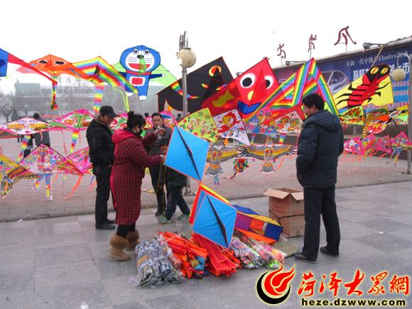 春节放风筝欢乐一样多 家长:比让孩子玩鞭炮放