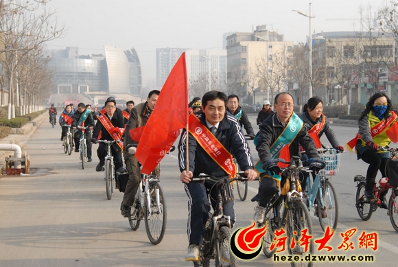 学雷锋纪念日 菏泽市农行开展公益宣传骑行活