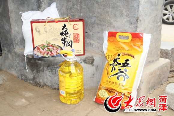 菏泽老龄办联合爱心企业新春送暖特困户