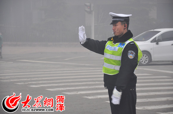 菏泽交警春节不放假 年三十站好最后一班岗