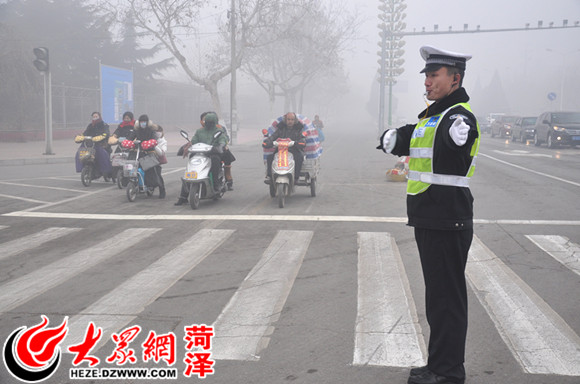 菏泽交警春节不放假 年三十站好最后一班岗