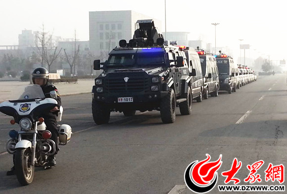 单县公安局举行武装巡逻仪式,70多名民警分乘"剑齿虎"装甲车,特警防爆