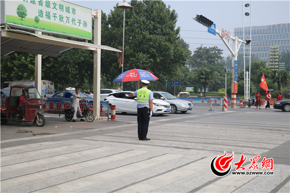 高温送清凉 菏泽爱心义工慰问一线交警