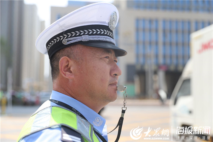 高温下的坚守:菏泽交警挥汗如雨烈日下执勤