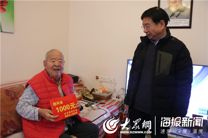 丁峰代表市委,市政府将1000元的慰问金亲自交到军休干部的手中