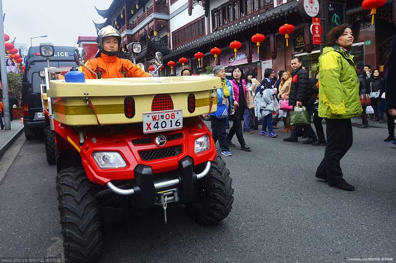 2015年2月24日，上海，羊年初六的城隍庙，上海市消防局外滩中队的摩托消防车在人群中尤为引人注目。