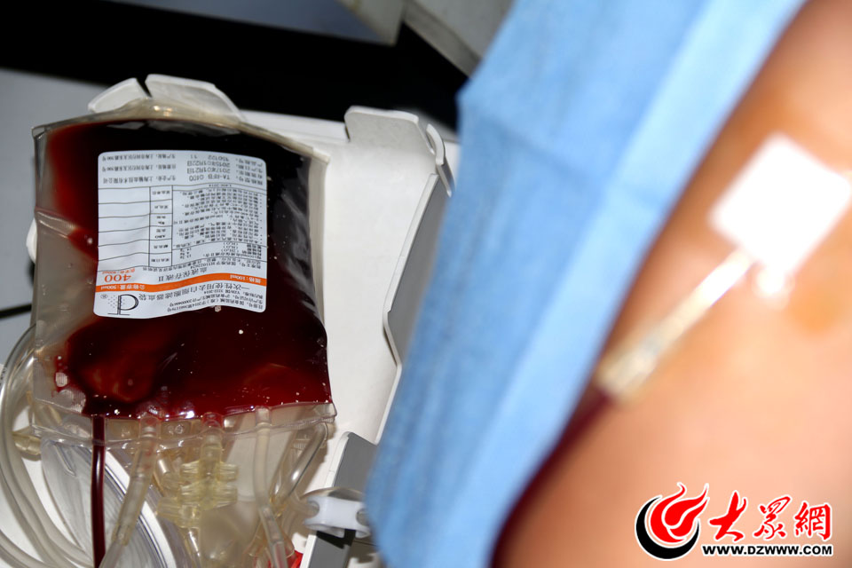 6月13日，一位献血者经过初检，在菏泽市中心血站参加无偿献血。6月14日是世界献血者日，菏泽已连续九次获得全国无偿献血先进城市。