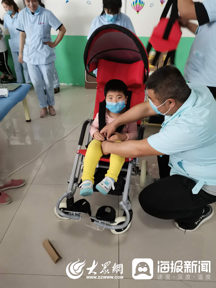 阳光伴我行 关爱在行动 曹县天惠医院为残疾儿童捐赠轮椅