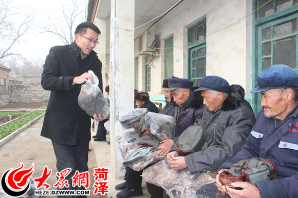 日前,巨野县核桃园镇尹口村农民企业家张辉带着一万多块钱的棉衣,棉被