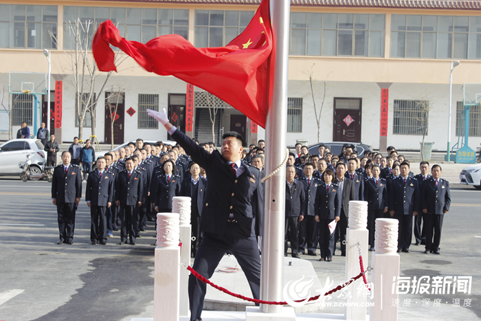 菏泽经济开发区税务局新办公楼举行升旗仪式
