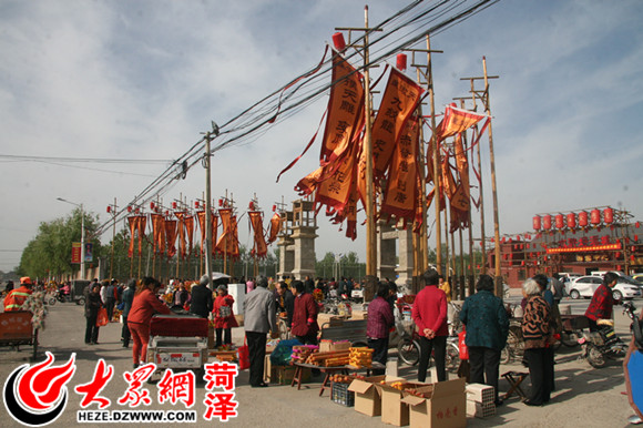 水浒好汉城九天玄女庙第六届祈福庙会吸引了众多的香客