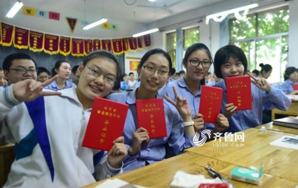 2、藏族初中毕业证图片：初中毕业证照片是什么颜色的？