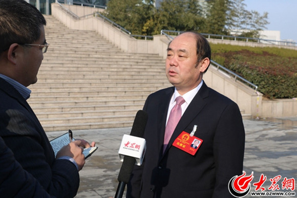 2018年菏泽两会期间,大众网记者专访菏泽市委副书记,市长解维俊(右)