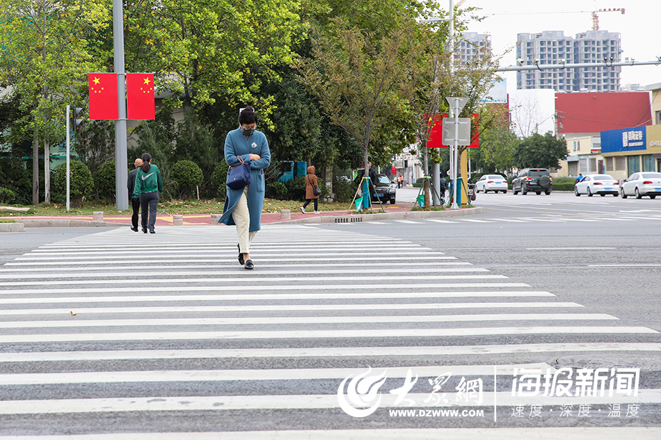 菏泽一夜入冬最低气温仅有7度 路上行人羽绒服加身