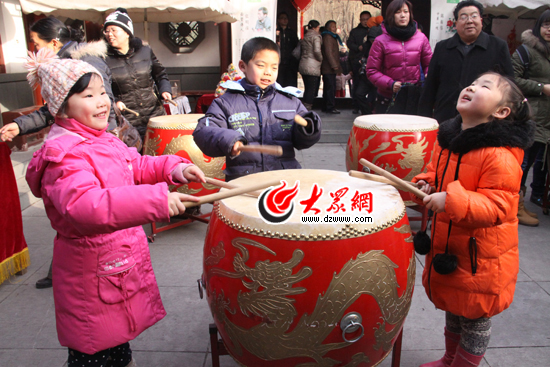 市民趵突泉里"系福袋"敲福鼓 为新年祈福