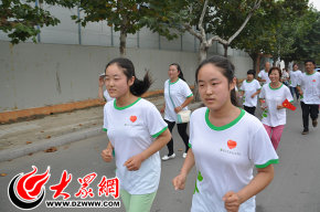 双胞胎女孩魏妙和魏肖出现在爱国跑队伍中
