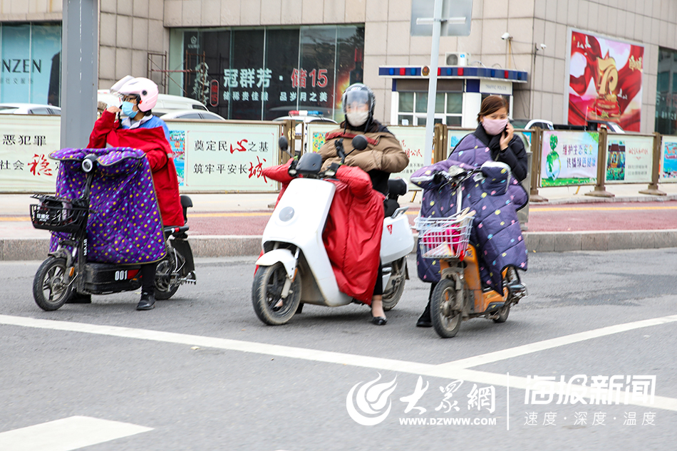 菏泽一夜入冬最低气温仅有7度路上行人羽绒服加身