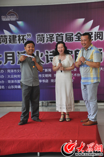 菏泽电视台主持人杨志强（右一）现场对吕永清和他的妻子文婧进行采访