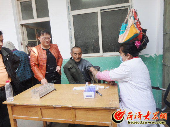 郓城潘渡镇第一书记为群众免费送健康
