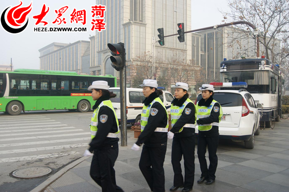 菏泽女子协警首日上路执勤稳了交通亮了路口