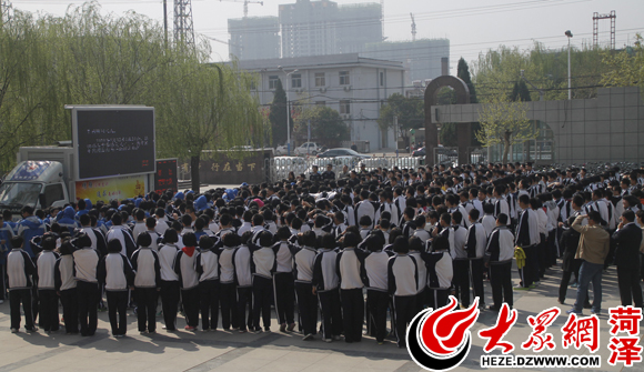 今天市区交警大队来到牡丹区第二十一中学组织观看了专题片