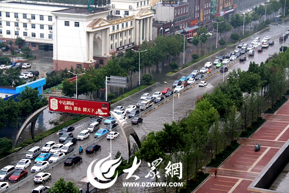 航拍:菏泽人民路暴雨过后1公里拥堵车流_菏泽