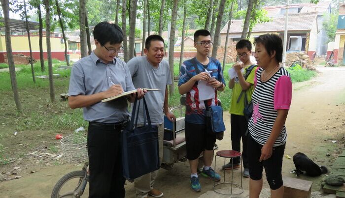 郭豪)近日,菏泽市纪委派驻鄄城凤凰镇徐垓村,古屯村的"第一书记"阎晓