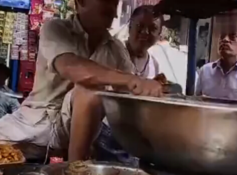 印度老汉徒手油锅炸薯条