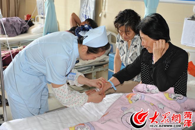 陈爱霞在为病人进行输液