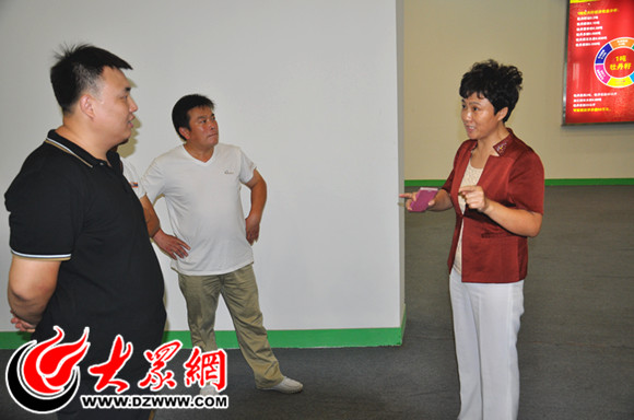 菏泽市政府副秘书长,牡丹产业化办公室主任朱瑞军(右一)向网友介绍