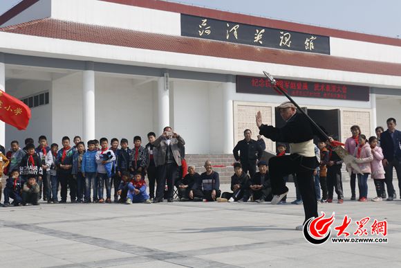 今天上午,紀念抗日英雄趙登禹將軍暨菏澤市洪拳協會武術表演在菏澤市