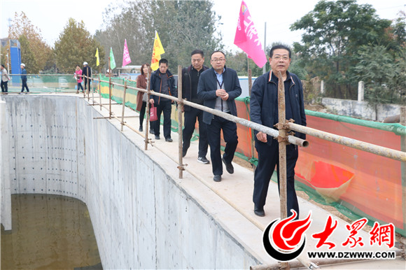 菏泽市城管局征管办主任谢新文(前一)现场查看