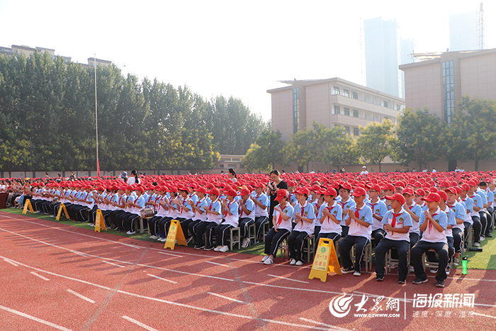 沈甲亮)9月6日上午,牡丹区二十二中学在学校操场举行开学典礼,师生及