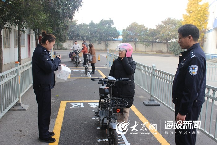 2.工作人员查验车辆.jpg