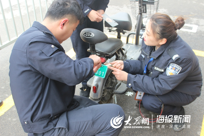 3.工作人员帮忙安装车牌.jpg