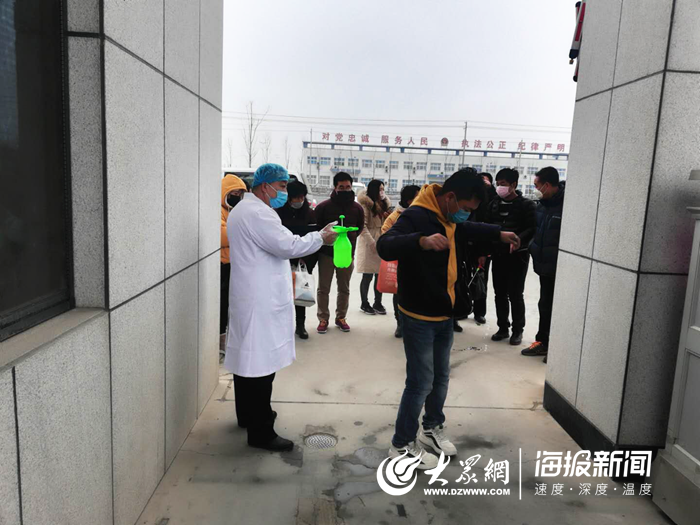 工作人员对员工进行消毒116.png