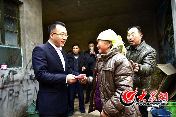 菏泽分公司助困难村民温暖过冬（图）.jpg